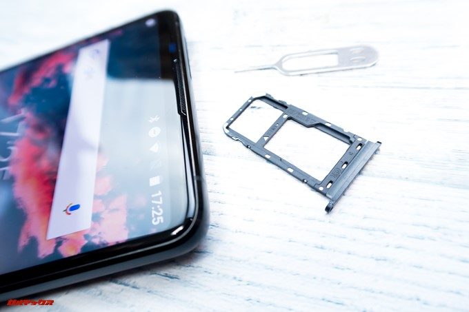 KOOLNEE K1 TrioはMicroSDと排他的利用のSIMスロットでした。