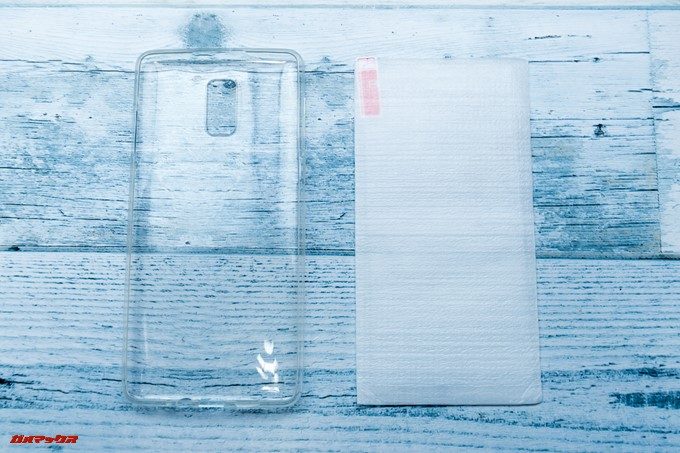 KOOLNEE K1 Trioには保護ガラスと保護ケースが付属しています。