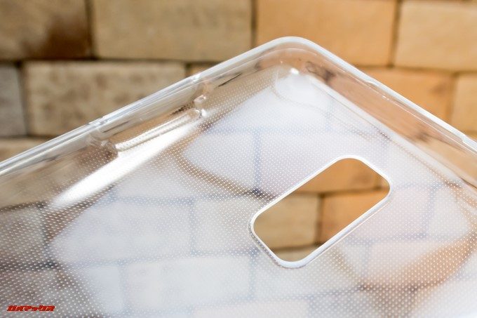 KOOLNEE K1 Trioに付属している保護ケースはドット加工が施されているので本体に張り付かない