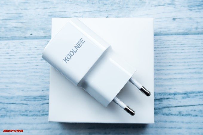 KOOLNEE K1 Trioに付属の充電器は日本のコンセントには挿せない形状です。