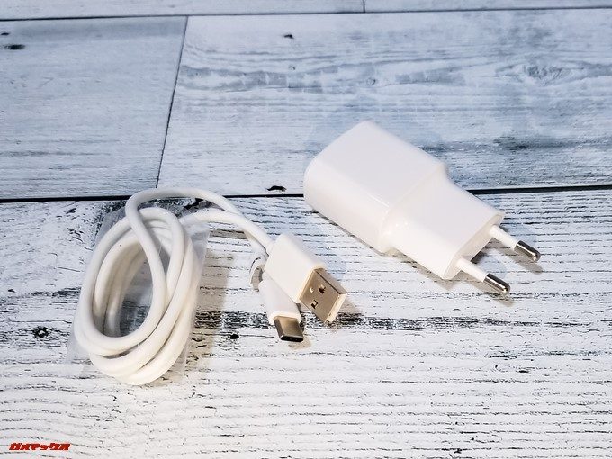 Oukitel U18に付属している充電器は日本のコンセントに挿せない形状です。