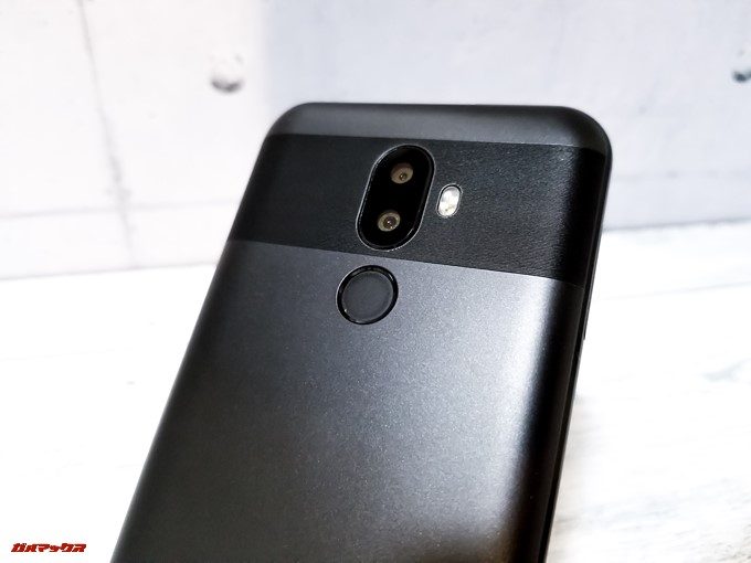 Oukitel U18のカメラは縦並びタイプ