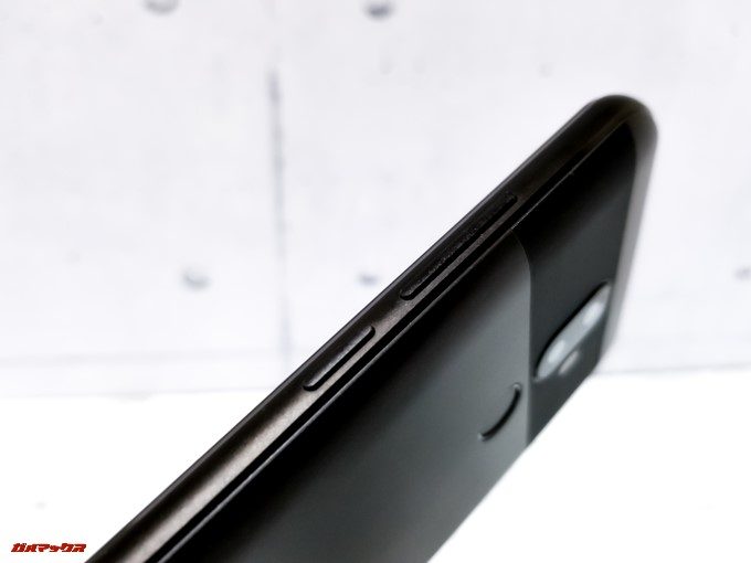 Oukitel U18の電源ボタンとボリュームボタンは本体の右側面に備わっています。