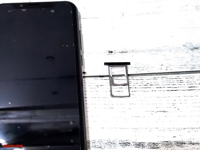 Oukitel U18のSIMスロットはMicroSDを利用すると1枚しかSIMがささりません。