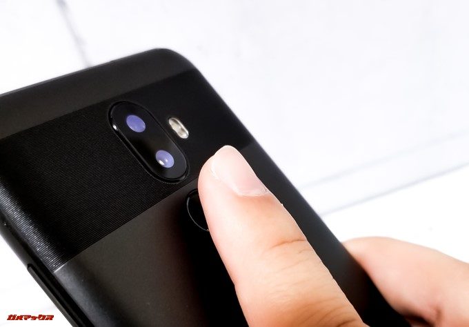 Oukitel U18は指紋認証ユニットが本体背面に備わっています。