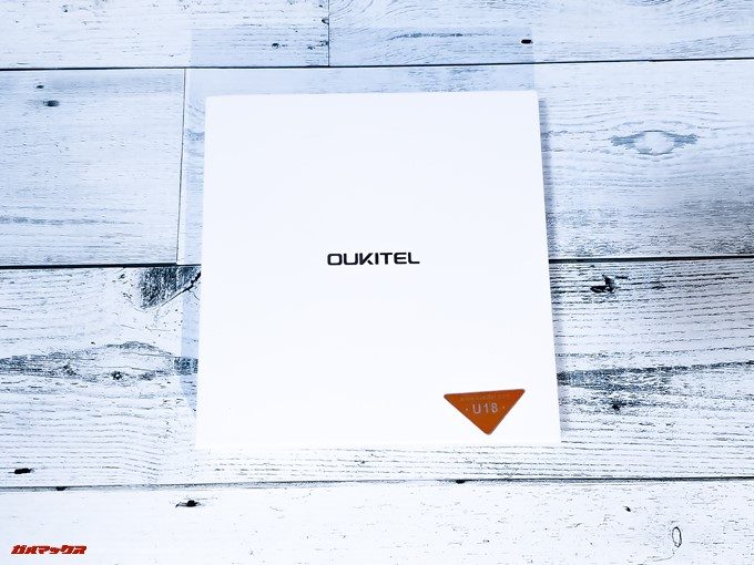 Oukitel U18は平型のボックスに入っています。