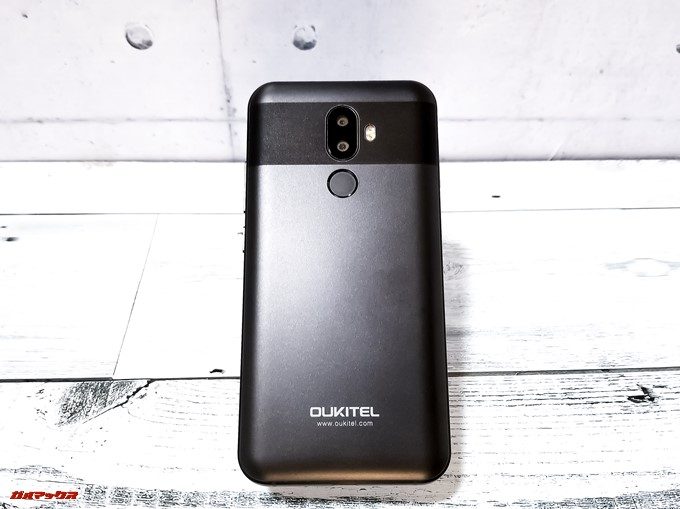 Oukitel U18の背面は美しいヘアラインが上部に入っています。