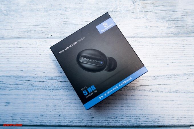 SoundPEATS D6の外箱は英語表記です。