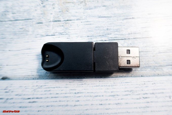 SoundPEATS D6には充電用のチャージャーが付属しています。