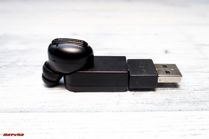 SoundPEATS D6の本体とチャージャーは磁石でくっつきます。