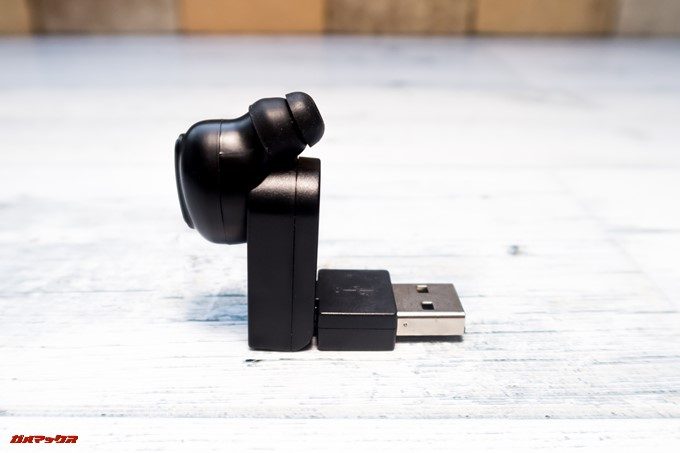 SoundPEATS D6のチャージャーはL型に折れ曲がります。