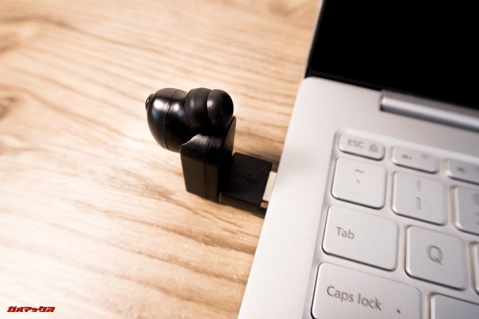 SoundPEATS D6のチャージャーはL字に折れ曲がるのでPCのUSBポートにも差し込んで利用できます。