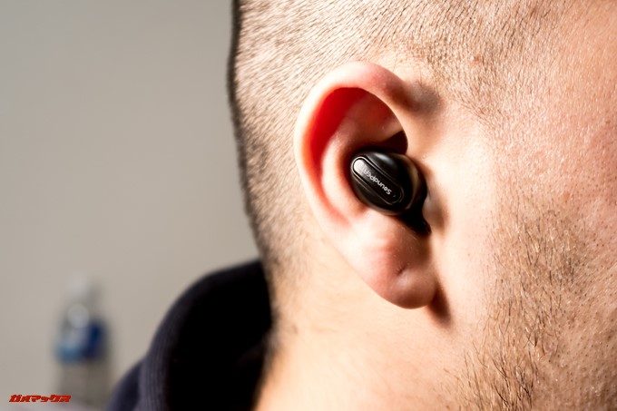 SoundPEATS D6の装着感は上々です。首を振っても落ちる気配はありません。