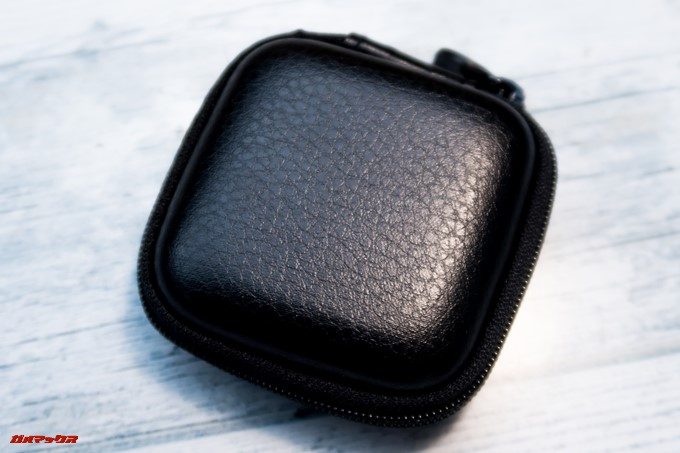 SoundPEATS D6のハードケースは本革の様なデザインです。