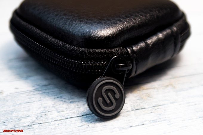 SoundPEATS D6のハードケースファスナーの取っ手はSoundPEATSのロゴマークが刻印されています。