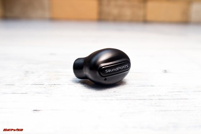 SoundPEATS D6の本体にはボタンが1つしか付いていません。