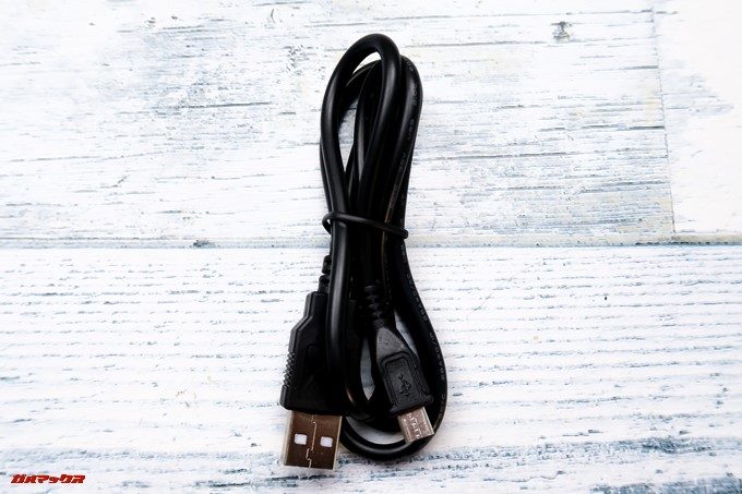 SoundPEATS Nano6には充電用のMicroUSBケーブルが付属していますが固くて太いです。
