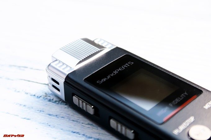 SoundPEATS Nano6のマイク部分はシルバーで落ち着いたカラーリングがGood。