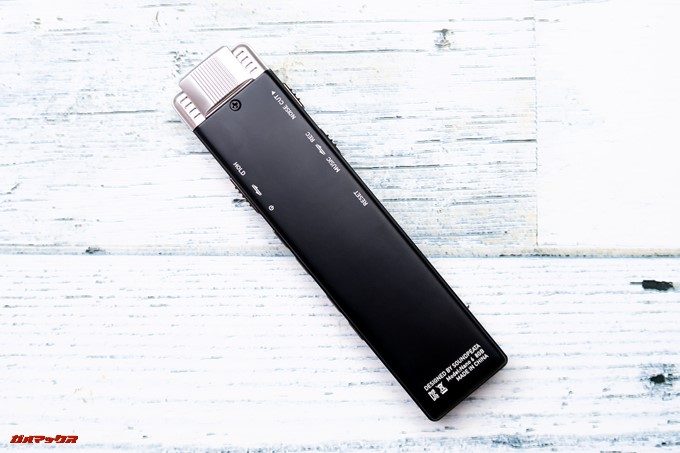 SoundPEATS Nano6の背面には各ボタンの機能名が記載されています。