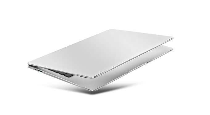 Teclast F7の天板はロゴの無いシンプルなデザインでした。