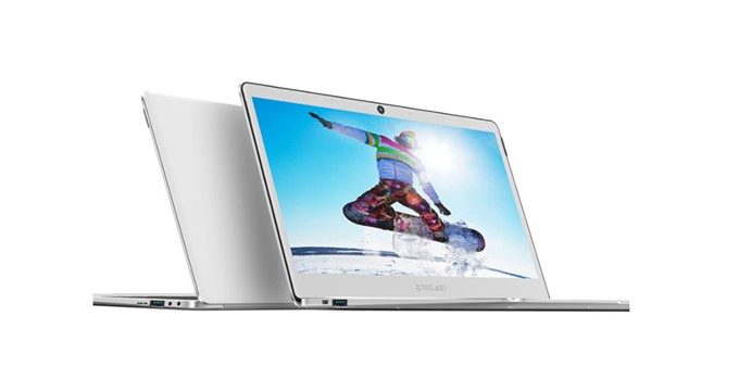 本体の左右にはUSB 3.0の端子が2つのほか、MicroHDMI、イヤホンジャック、MicroSDスロットが備わっています。かなり拡張性が高いモデルです。