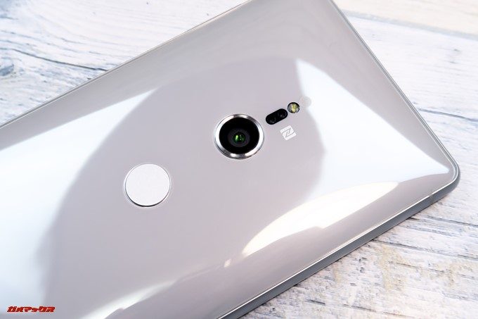 Xperia XZ2の背面はガラス素材で光沢が有る