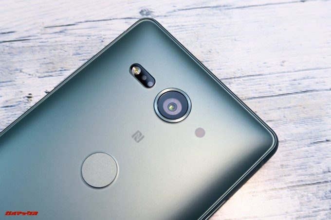 Xperia XZ2 Compactは背面がマッドな仕上げでサラリとした肌触り