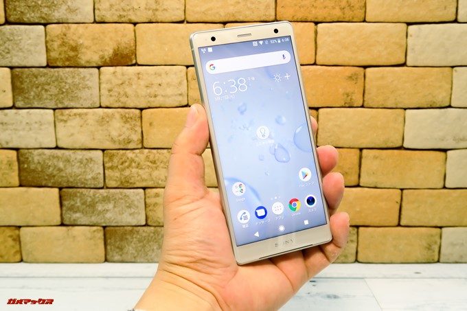 Xperia XZ2を持った感じは5.2型サイズと変わりません。