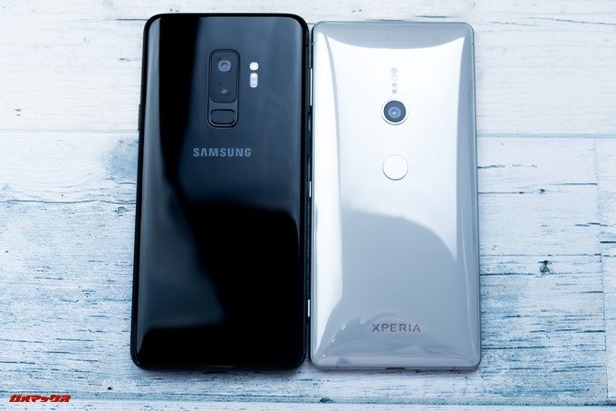 Xperia XZ2とGalaxy S9+の指紋認証位置。Xperia XZ2は非常に低い位置に指紋認証ユニットが備わっています。