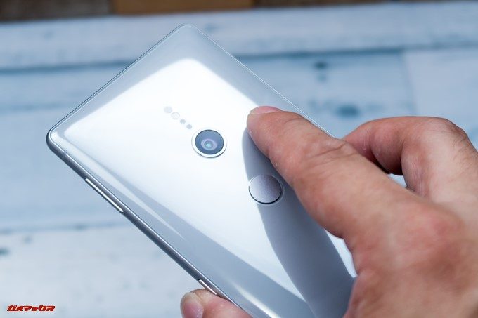 Xperia XZ2とXZ2 Compactの指紋認証位置が低いので、頻繁にカメラレンズを触ってしました。