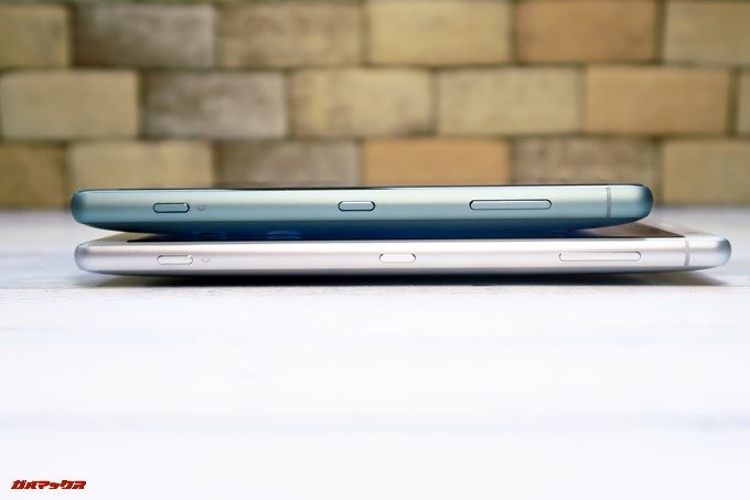 Xperia XZ2とXZ2 Compactの画面右側面には従来どおりボリュームキー、電源ボタン、シャッターボタンが並んでいます。電源ボタンは指紋認証ユニットの位置変更で単純なボタンとなっています
