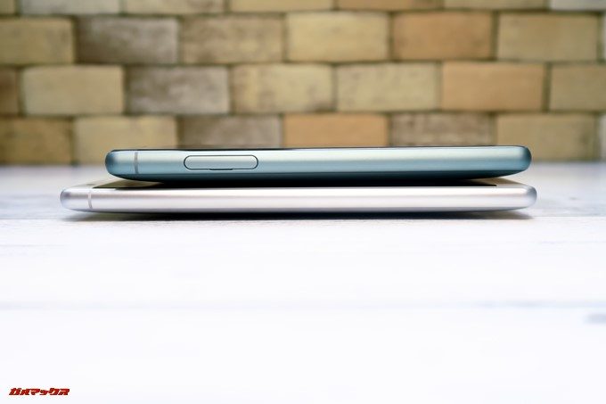 画面左側面はXperia XZ2 CompactのみSIMトレイがこの位置に備わってます。