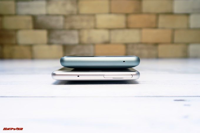 Xperia XZ2のSIMトレイは上部に備わっています。