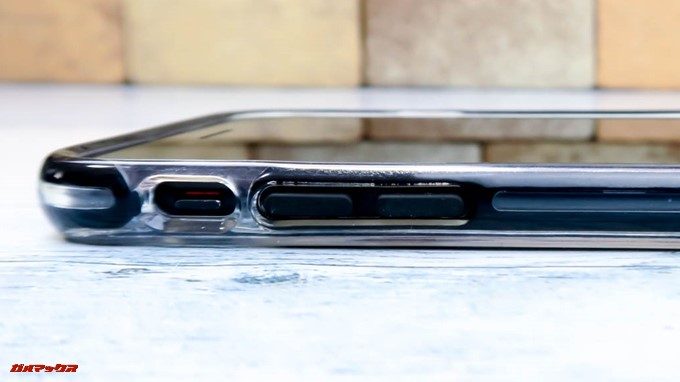 ArtificのMIL規格iPhoneケースはボリュームボタンが全面カバー、スイッチはむき出しです。