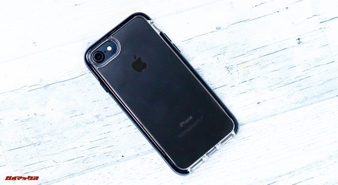 ArtificのMIL規格iPhoneケースはiPhone7や8だと開口部もピッタリ。