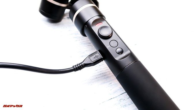 Feiyu Tech G5はMicroUSBケーブルで充電可能です。