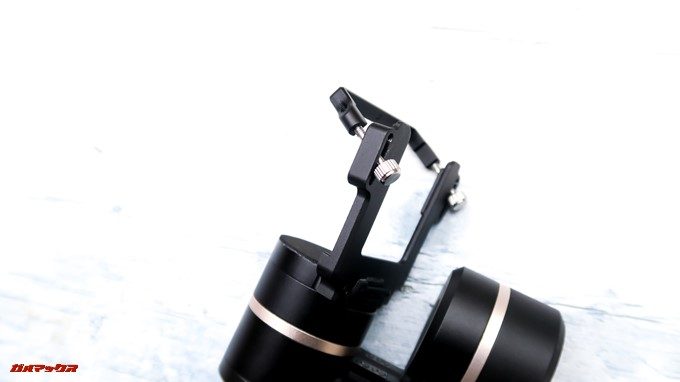 Feiyu Tech G5はアクションカメラをステーとネジで固定できます。