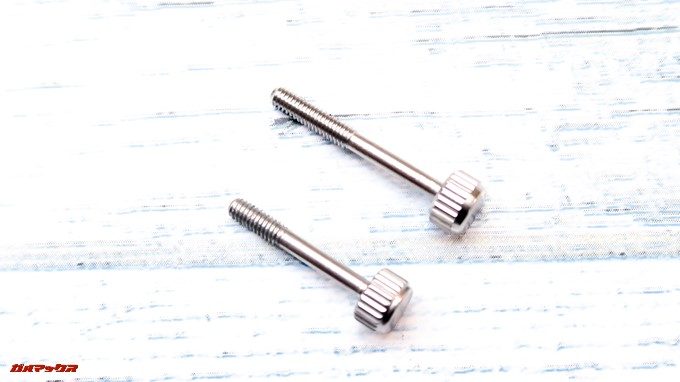 Feiyu Tech G5はアクションカメラの様々な厚みに対応するためにステー固定用のネジが2種類入っています。