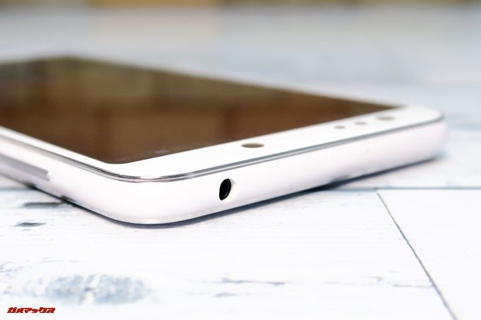 ZenFone 5Q/lite/Selfie（ZC600KL）のイヤホン端子はディスプレイの上部に備わっています。