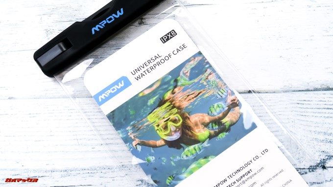 MPOW WATERPROOF BAGはIPX8に対応する防水性能が特徴です。