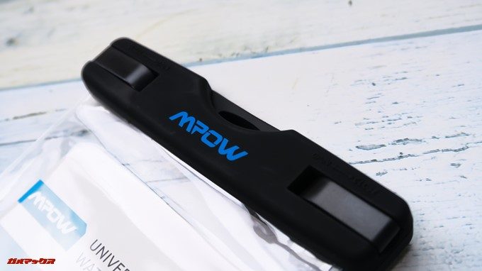 MPOW WATERPROOF BAGの入り口はプラ製で凹凸のロック機構が備わっています。