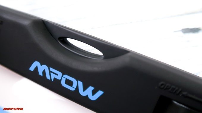 MPOW WATERPROOF BAGはストラップが取り付けられるホールが備わっています。