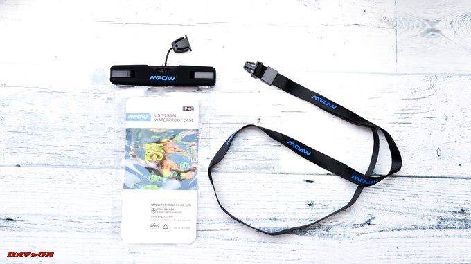 MPOW WATERPROOF BAGはストラップが簡単に外れるようになっています。