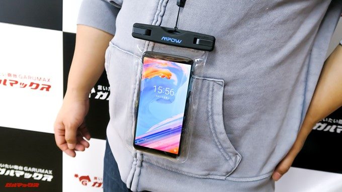 MPOW WATERPROOF BAGは首からぶら下げる事が出来るので便利