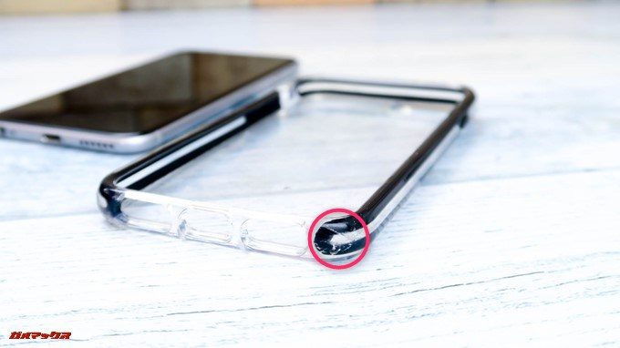 ArtificのMIL規格iPhoneケース落下後は角に大きなキズが付いています。