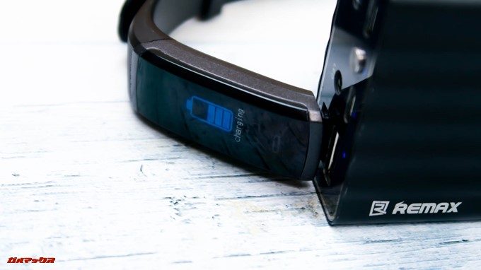 Makibes HR3に備わっているUSB端子をPCや充電器、モバイルバッテリーに直接挿すことで充電可能です。