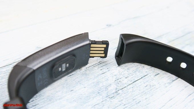 Makibes HR3はベルトがスポット外れてUSB端子が出てきました。