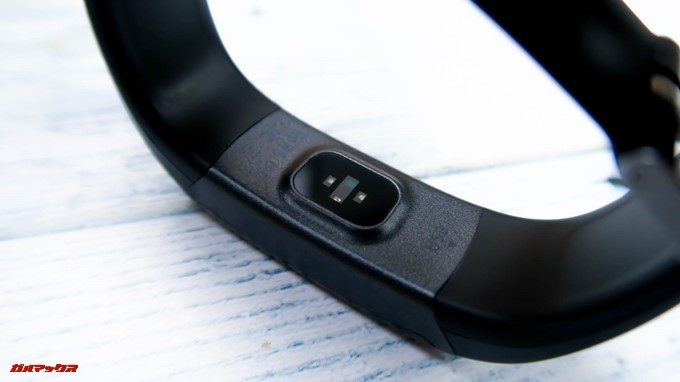 Makibes HR3の本体裏にはヘルスセンサーが備わっています。