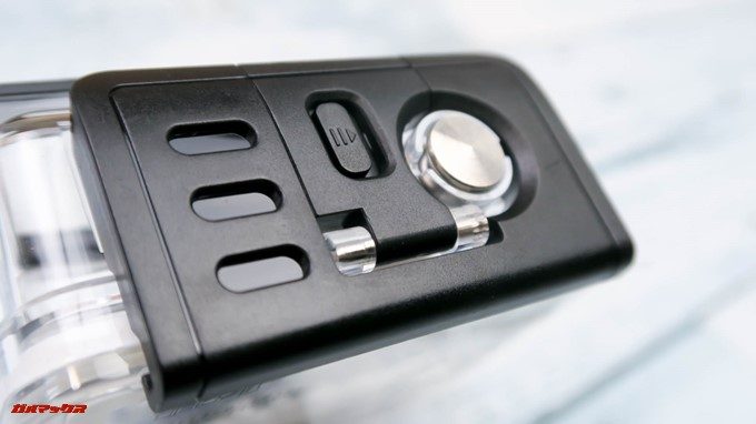 TEC.BEAN T3に付属する防水ケースはロック機構が備わっているので水中で誤って開くことはありません。