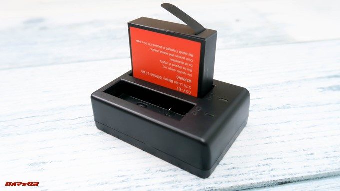 TEC.BEAN T3には2つのバッテリーを同時充電できる充電台が付属しています。